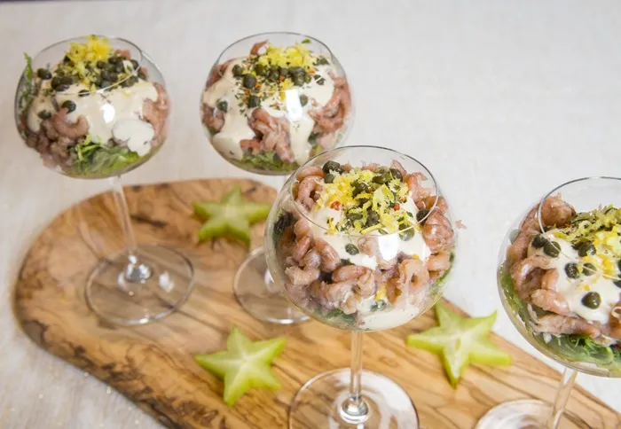 Cocktail de crevettes d'un grossiste, servi sur une planche en bois
