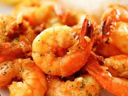 Crevettes sur une assiette, provenant d'un grossiste en crevettes